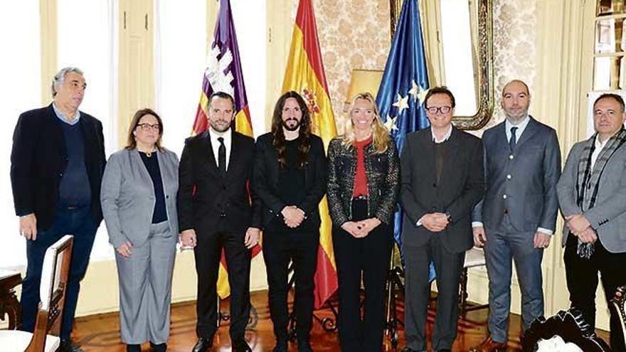 Picornell, Frontera y los miembros de la junta directiva de la Federación Hotelera, ayer en el Parlament.