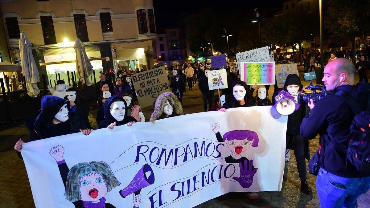 Concentración en Plasencia por el 25N y reconocimiento a la Guardia Civil.