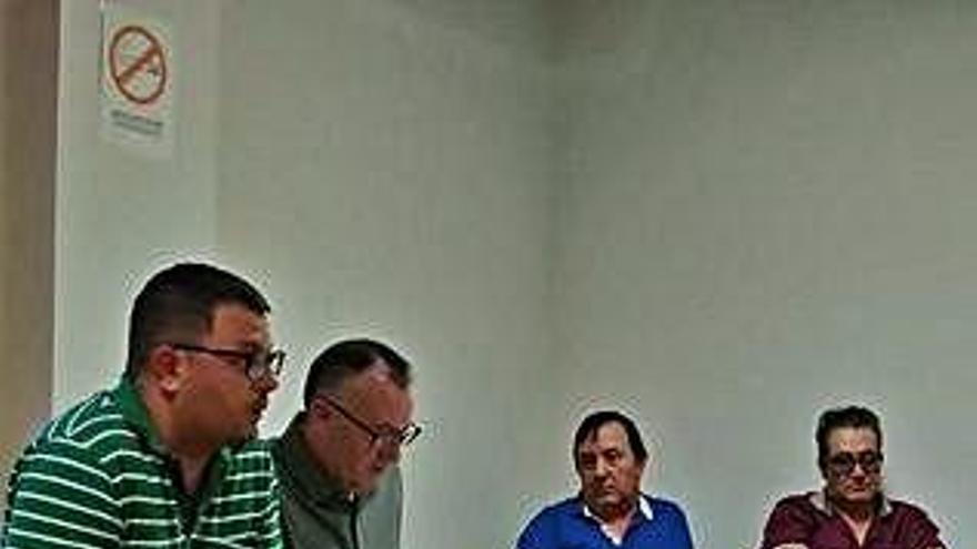 Luis A. Miguel, en primer plano, en una asamblea de la mancomunidad.