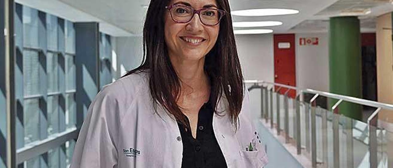 La neurÃ³loga Ana BelÃ©n MartÃ­nez posa tras la entrevista en uno de los pasillos de Son Espases.