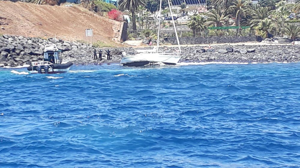 Un yate encalla en la playa del Parque Marítimo