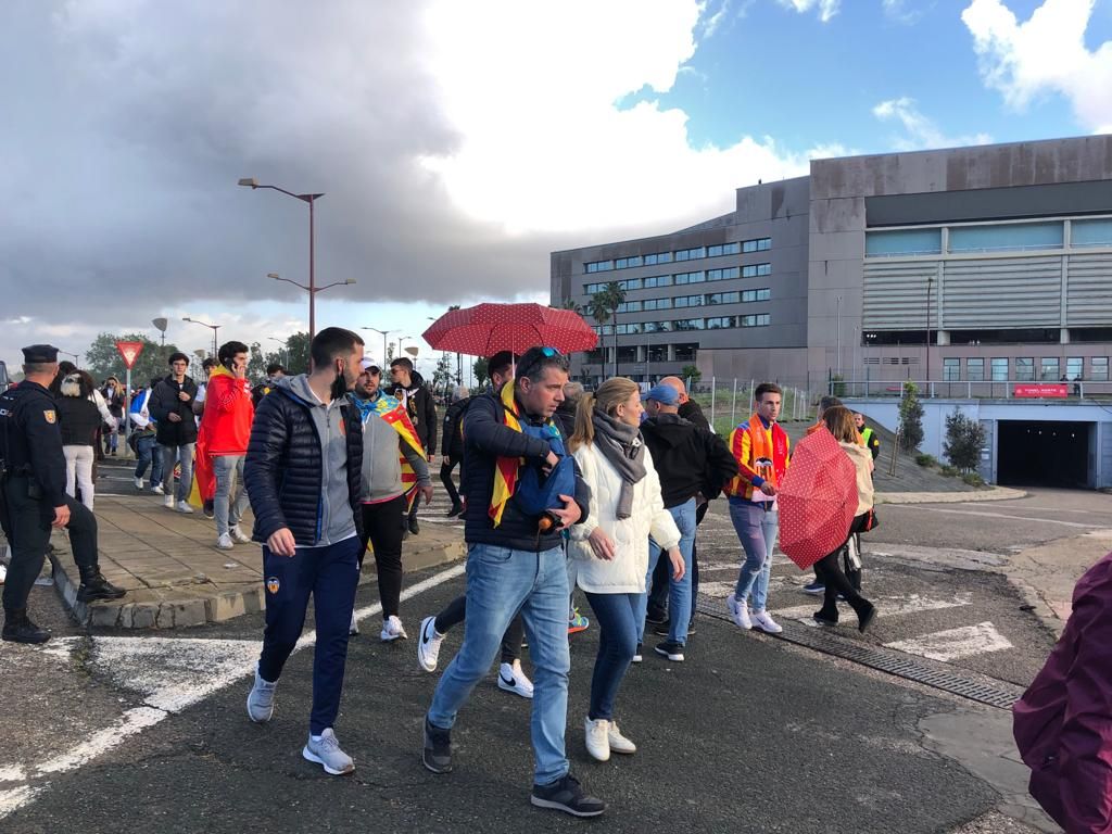 La afición valencianista recibe a su equipo en el estadio de La Cartuja en Sevilla