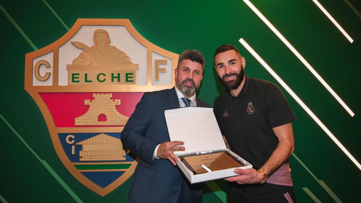 Bragarnik entregó una placa conmemorativa a Karim Benzema tras el Elche-Real Madrid