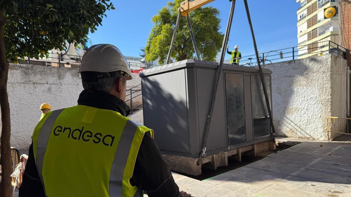 Instalación del nuevo transformador de Endesa en El Cerezo, en el barrio de la Macarena