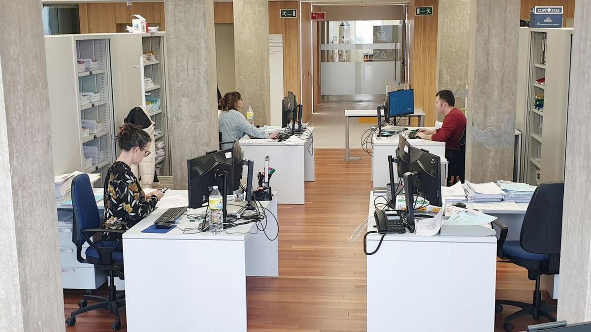 Funcionarios trabajando en la Ciudad de la Justicia de Vigo.