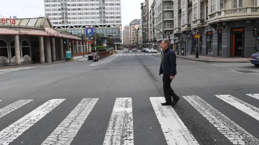 Un hombre cruza la plaza de Pontevedra, vacía por el confinamiento.