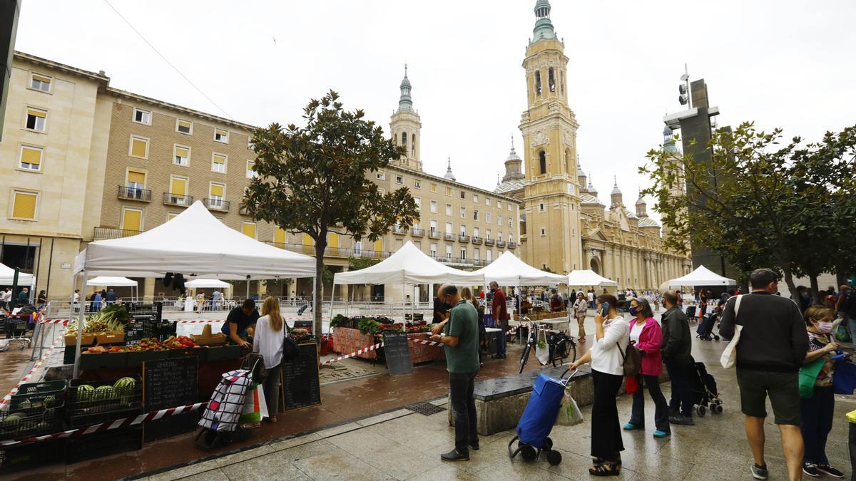 El mercadillo tiene lugar cada sábado en el entorno de la fuente de la Hispanidad, en la plaza del Pilar.