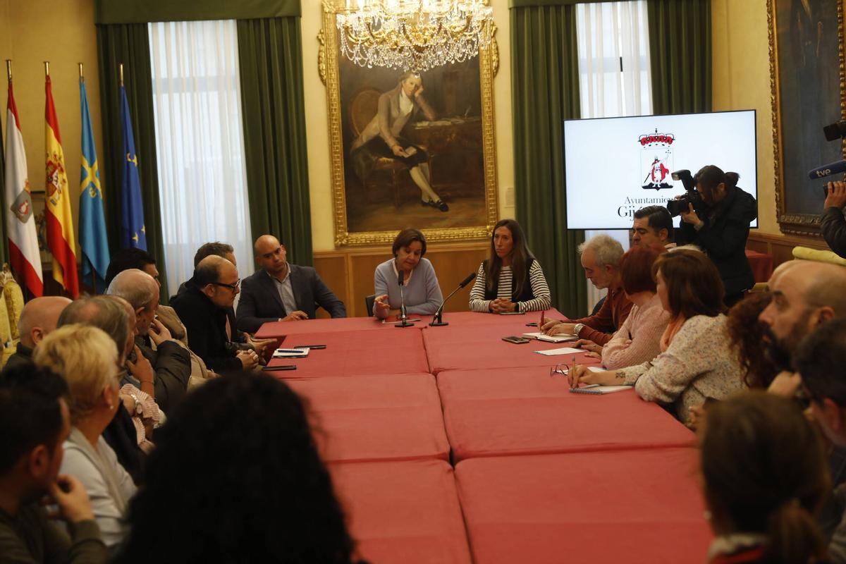 La reunión vecinal con la Alcaldesa por el vial de Jove, en imágenes