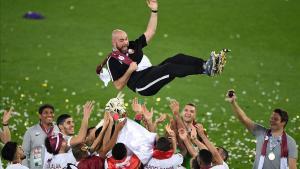 El entrenador de Qatar, Félix Sánchez, mateado por sus jugadores tras ganar la Copa Asia.