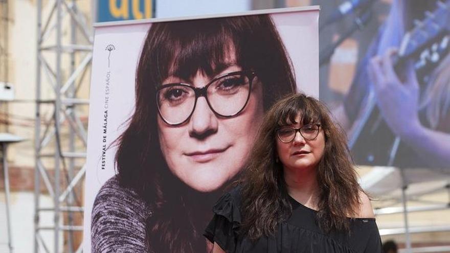 La directora Isabel Coixet posa con un cartel donde se anuncia el &quot;Premio Retrospeciva&quot; que recibirá hoy en el marco del 18 Festival de Cine Español de Málaga, donde acude también, fuera de concurso, con su película &quot;Aprendiendo a conducir&quot;.