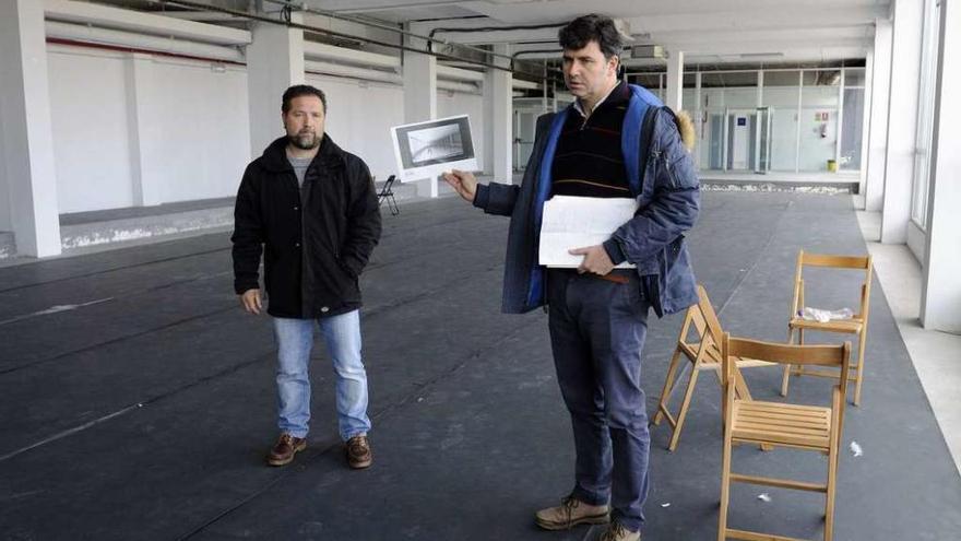 Arriba: Medela y Casares en el lugar donde iría la pista de hielo del Arena. Derecha: pintadas hechas con tiza en el interior del multiusos. // Bernabé/Javier Lalín