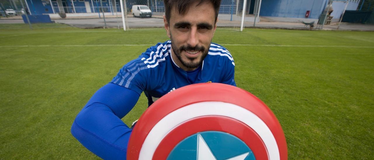 Costas posa con un escudo del Capitán América en la Ciudad Deportiva del Oviedo.