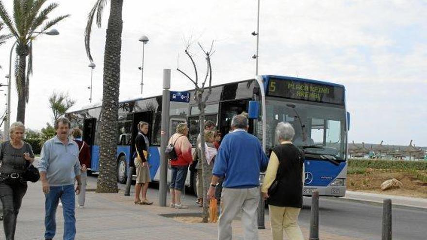 Blick auf einen Bus der Linie 15.