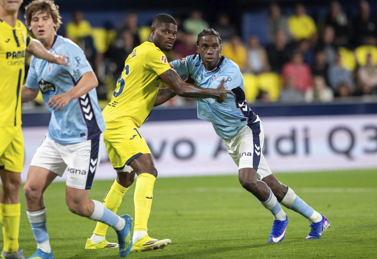 Moriba pelea con Partey, en la última jugada del partido. | LOF