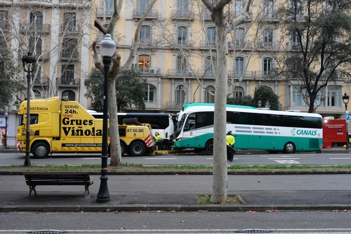Choque de dos autocares en la Diagonal con una treintena de heridos
