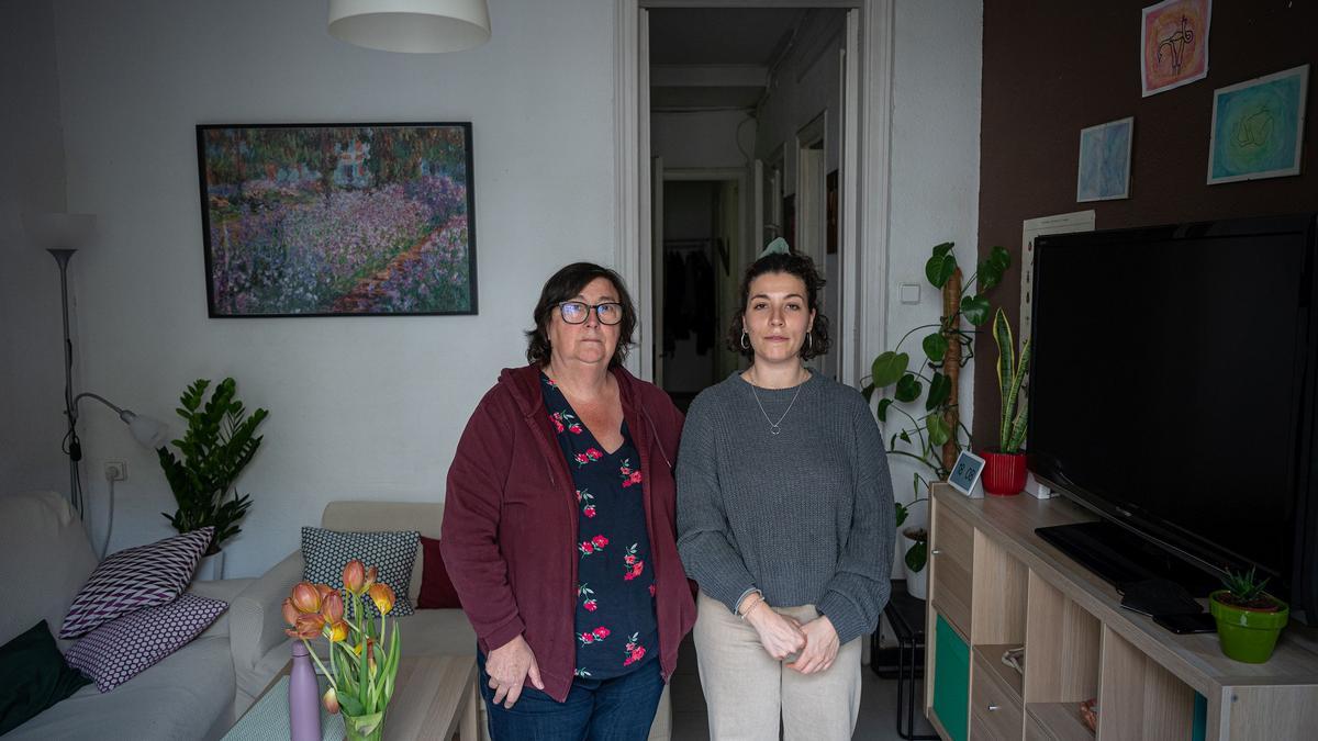 Teresa Trullén, con su hija, en el piso de Sant Antoni que alquiló unos días a turistas y por el que afronta una multa de 60.001 euros.