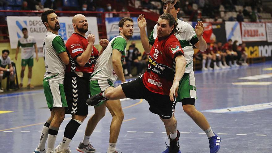 Eloy Krook se dispone a lanzar a puerta, ayer en O Rosal. | // R. GROBAS