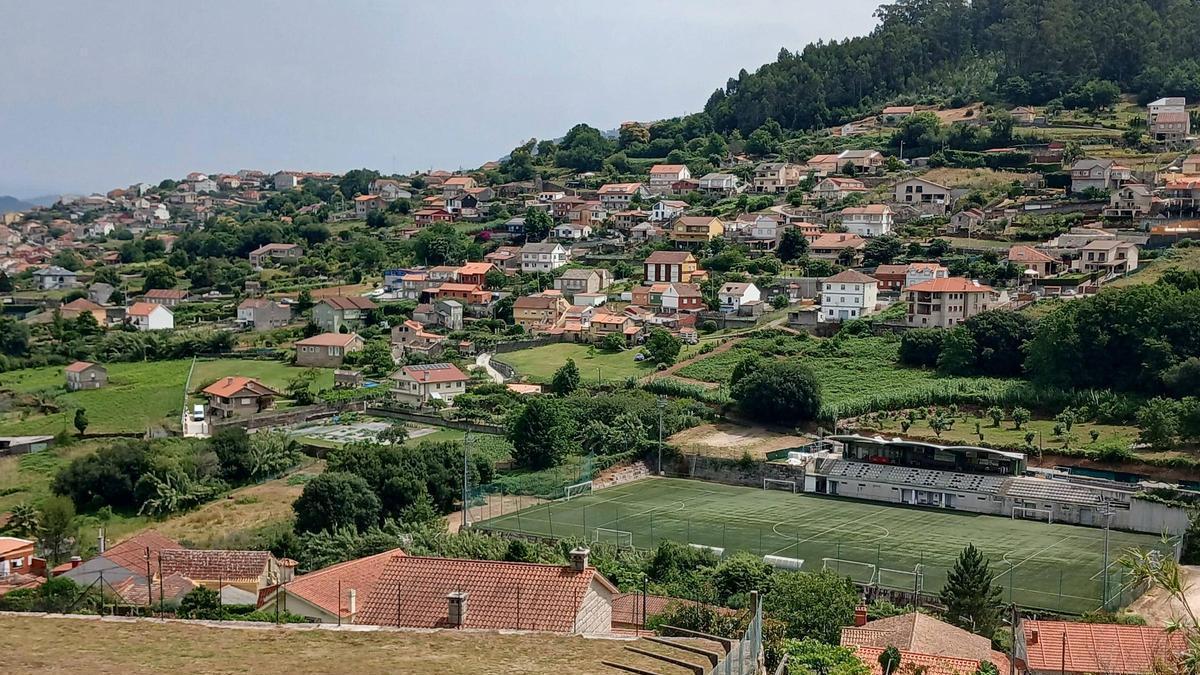 Campo de fútbol de Bueu, con los terrenos que serán adquiridos para mejorar los accesos a su izquierda.