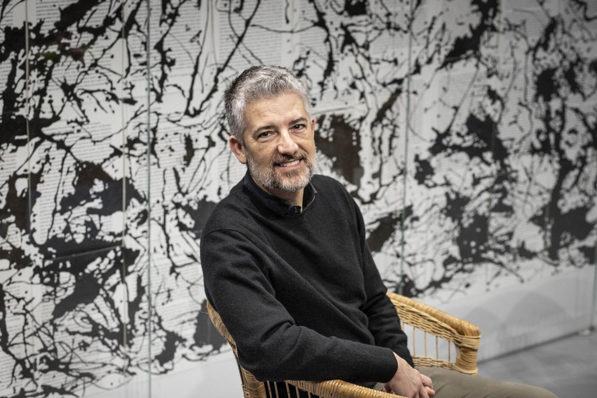 Barcelona, 18 de marzo de 2025. Entrevista al periodista y escritor Toni Cruanyes, que publica su nueva novela 'La dona del segle’. FOTO: Macarena Pérez