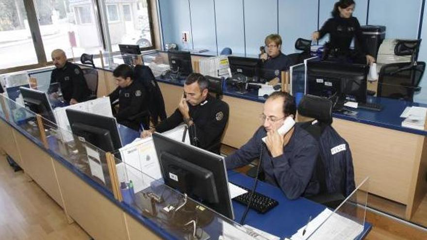 Funcionarioa en la sala de comunicaciones y de control de la Policía Local. // Ricardo Grobas