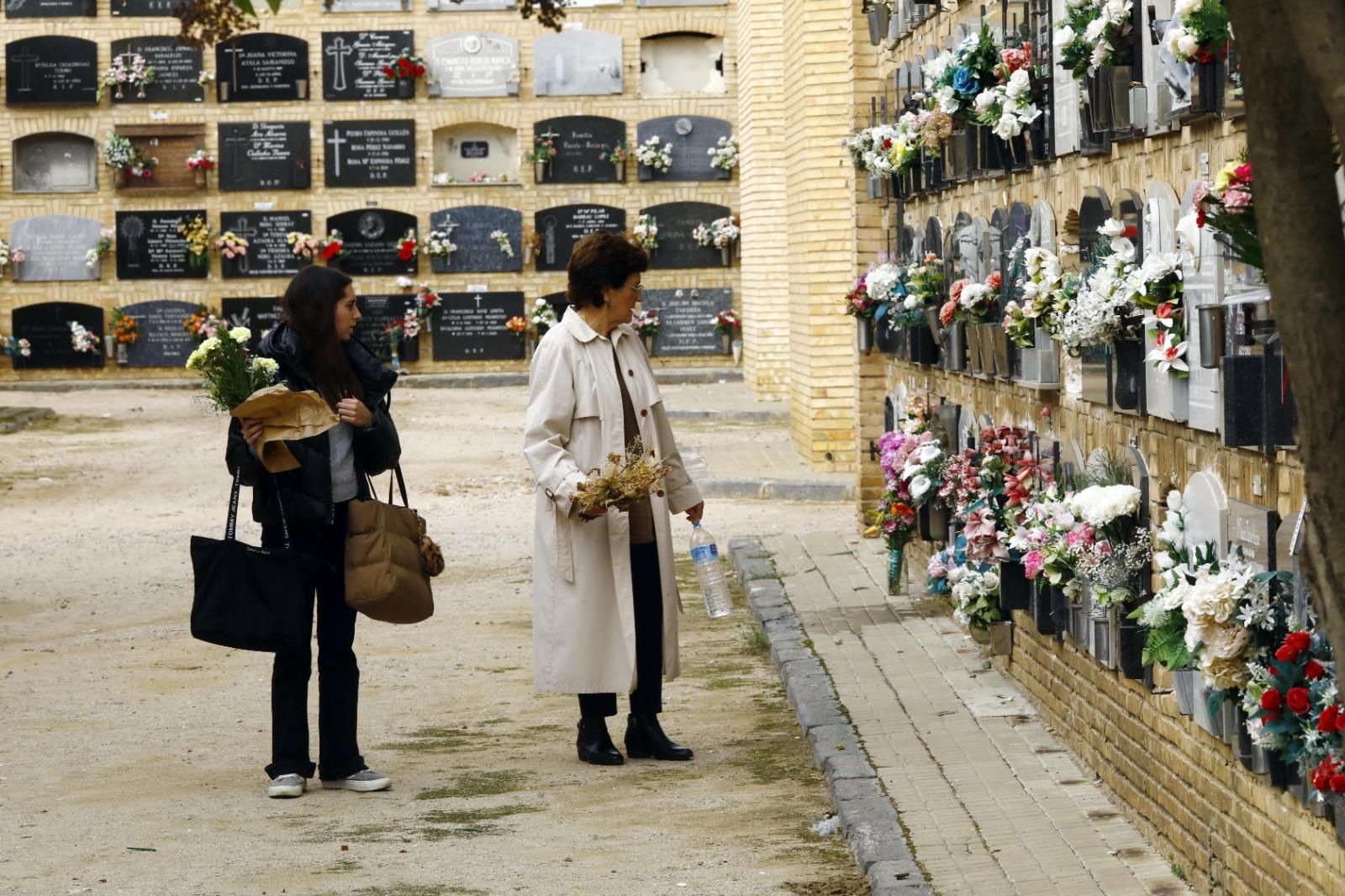 En imágenes | El cementerio de Zaragoza, un museo al aire libre que se engalana para el Día de Todos los Santos