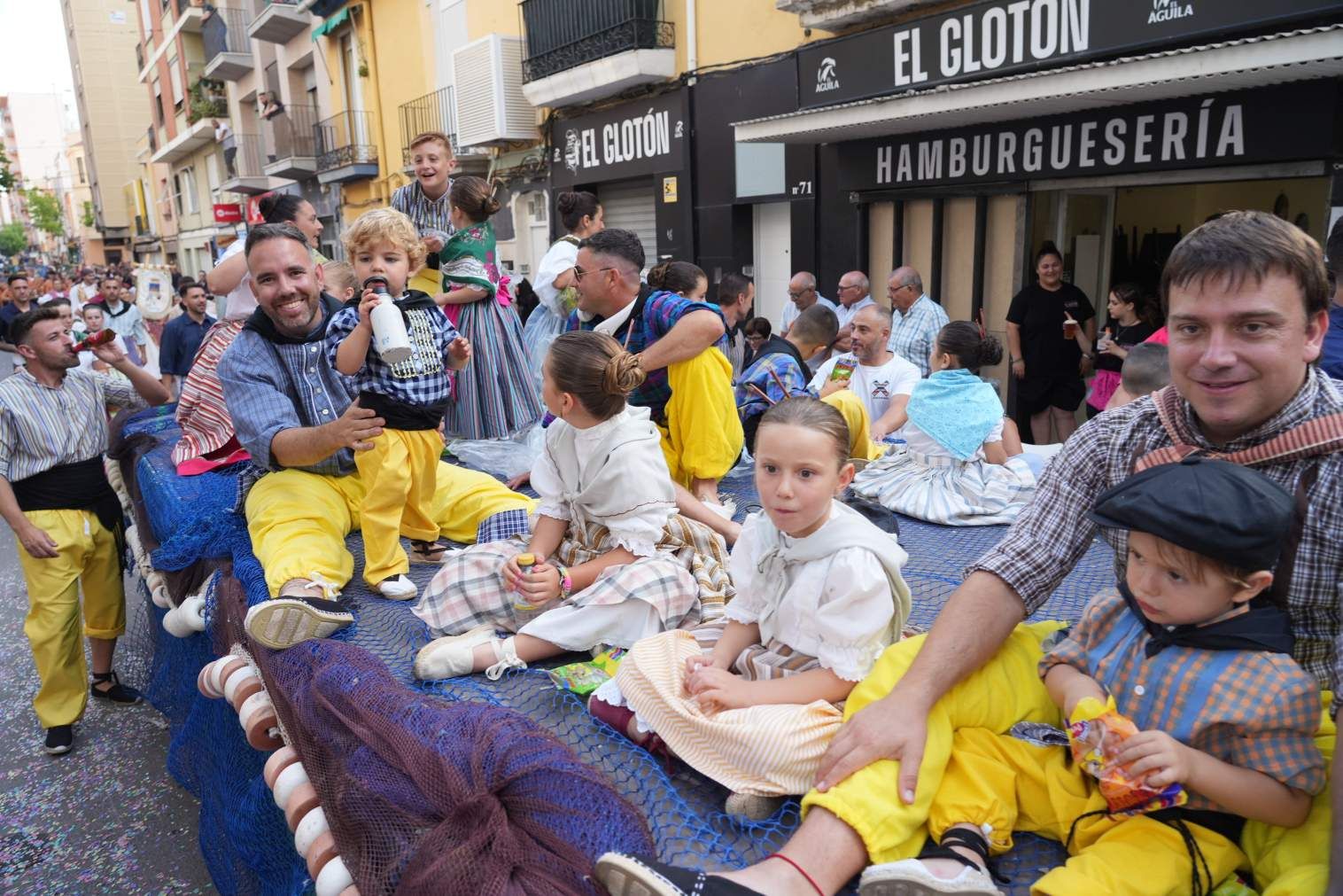 El Grau da inicio a las fiestas de Sant Pere con pólvora, bous y música