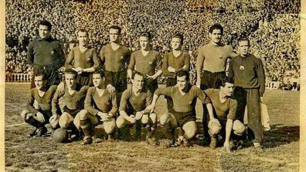 El Barça de la temporada 48-49 en el campo de Les Corts.