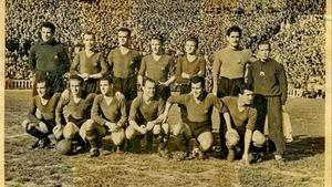 El Barça de la temporada 48-49 en el campo de Les Corts.