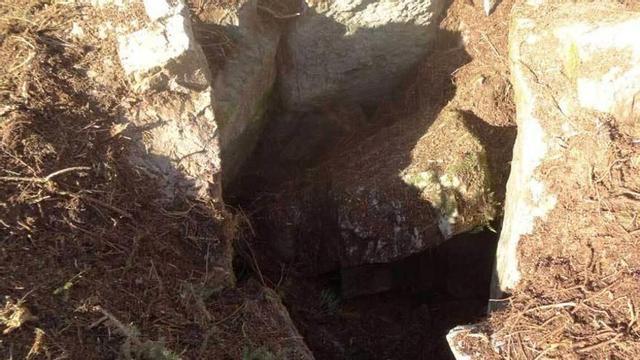 A la izquierda, un detalle de los ortostratos de la Campa de San Juan; en el centro, los arqueólogos Miguel Ángel García de Blas y Fernando Rodríguez del Cueto, con Isidro Sánchez, de la Fundación Valdés-Salas, y, a la derecha, uno de los túmulos de Penausén.