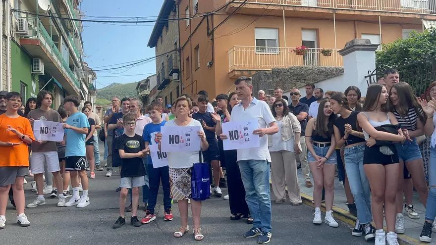 Vídeo | Valverde del Fresno protesta a raíz de la agresión al profesor: "No a la violencia"