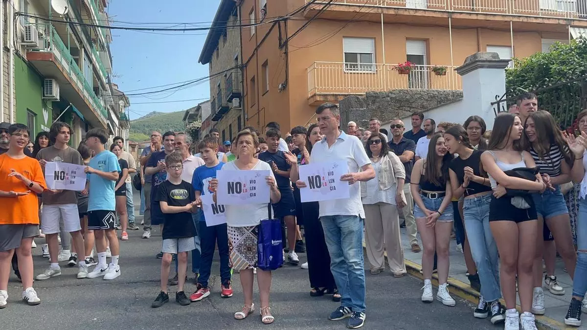 Protesta en Valverde del Fresno por el profesor agredido: “No sabemos nada del agresor, solo que estaba encapuchado"