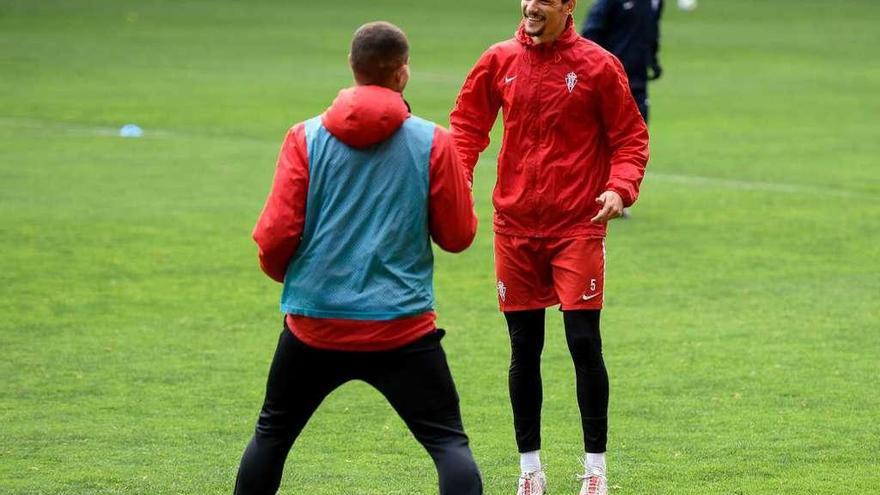 Barba, durante el entrenamiento de ayer en El Molinón, ante Quintero.