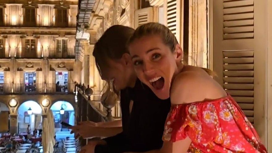 Elsa Pataky y Maxi Iglesias son sorprendidos por la tuna en Salamanca