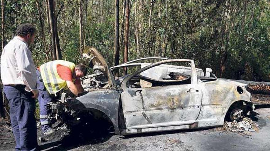 Tres jóvenes salvan la vida tras arder su turismo al chocar con un árbol en Vilaboa