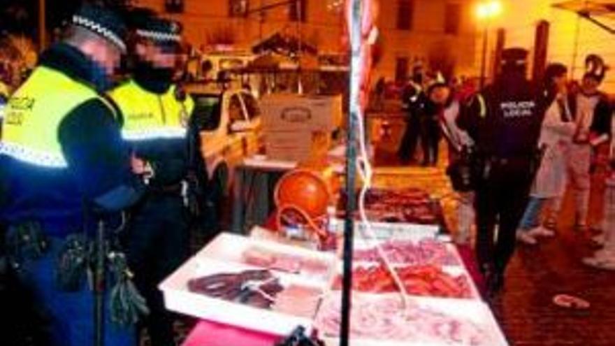 La policía local levanta en la calle 28 puestos con más de 500 kilos de carne