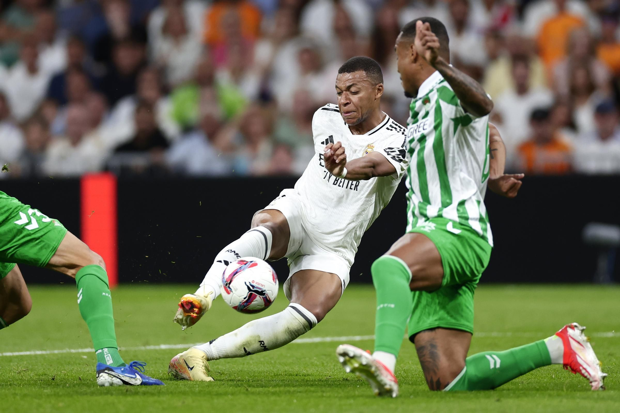 Betis' Natan, right, challenges Real Madrid's Kylian Mbappe during the Spanish La Liga soccer match between Real Madrid and Betis at the Santiago Bernabeu stadium in Madrid, Spain, Sunday, Sept. 1, 2024. (AP Photo/Pablo Garcia)