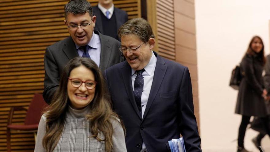 El presidente de la Generalitat entra en el hemiciclo de las Cortes junto a Enric Morera y Mónica Oltra el pasado mes de enero.