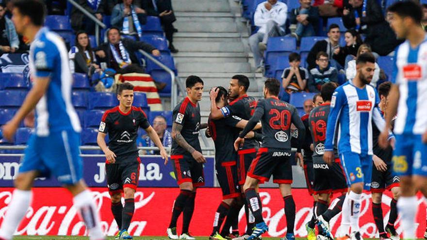 Los jugadores del Celta felicitan a Aspas // EFE