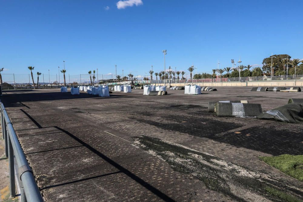 El césped artificial de los campos de fútbol de la Ciudad Deportiva se está sustituyendo en estos momentos. Más adelante se renovará la pista de atletismo. Las obras van a durar 4 meses y cuestan 650.