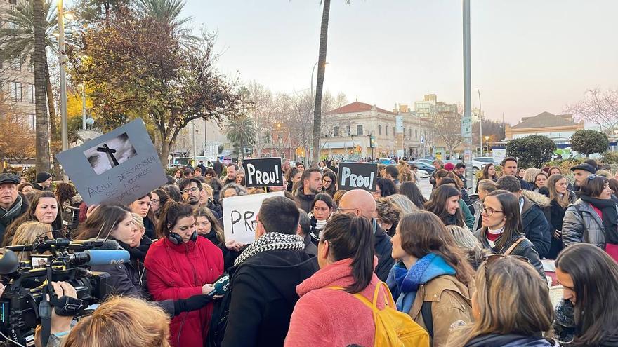 Profesores interinos tiñen de negro la Plaza de España de Palma «en señal de luto» por la «muerte» de sus derechos
