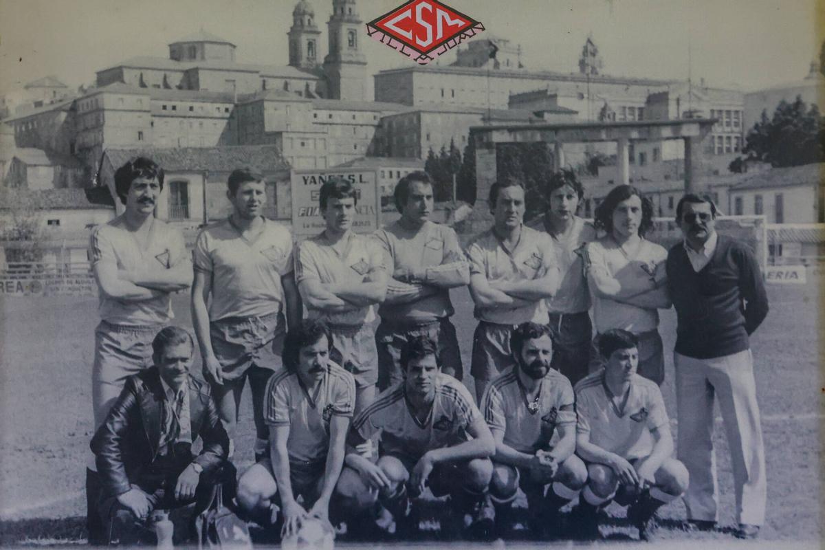 Un once del San Martín en un partido en el campo compostelano de Santa Isabel.