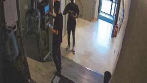 Dos de los sicarios detenidos, captados por las cámaras de un alojamiento