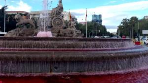 La Cibeles tiñe su agua de color rojo