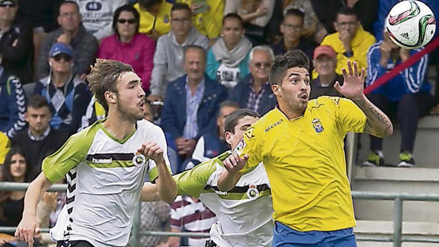 El argentino Nico, ayer, en la ida de los cuartos de final del playoff de ascenso, controla el esférico ante dos rivales.
