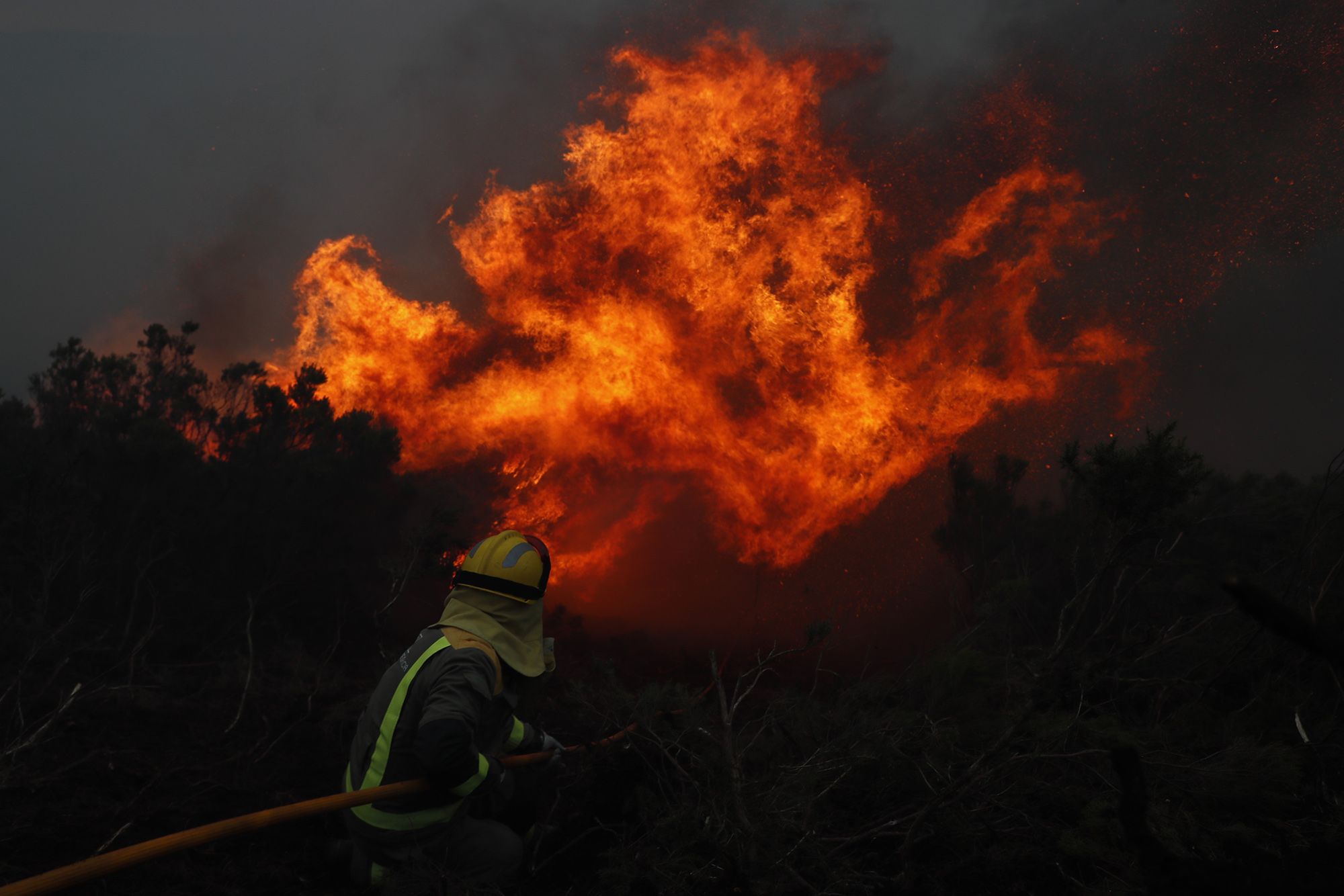 El viento alimenta la primera ola de incendios del año en Galicia en Baleira