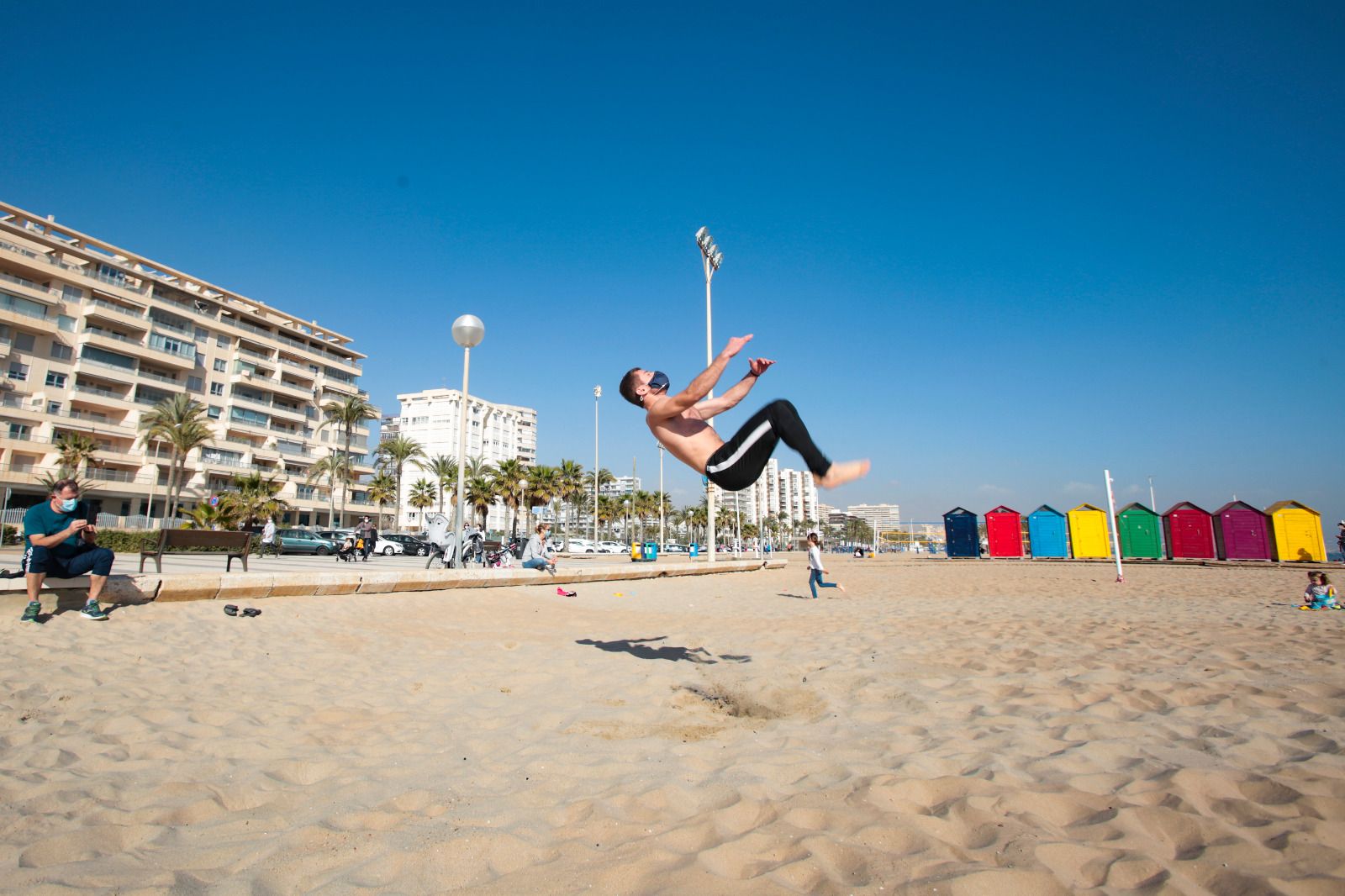 Ambiente primaveral en la playa de San Juan el primer sábado de febrero