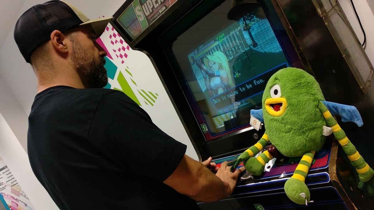 Imagen del segorbino, uno de los artistas más cotizados en el cine de animación español, jugando con una máquina recreativa.