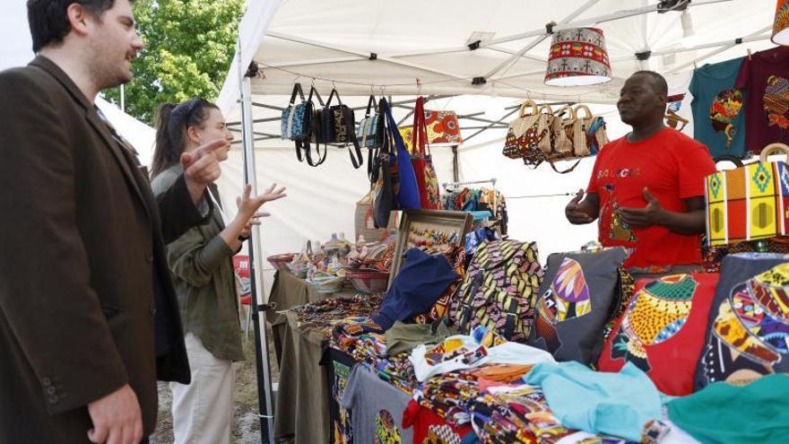 Taller de maquillaje (arriba) y uno de los puestos del mercadillo instalado en el Rilla na Rúa.   | // GUSTAVO SANTOS