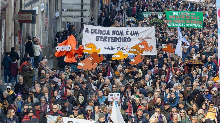 Miles de personas se movilizan en Santiago contra el proyecto de Altri