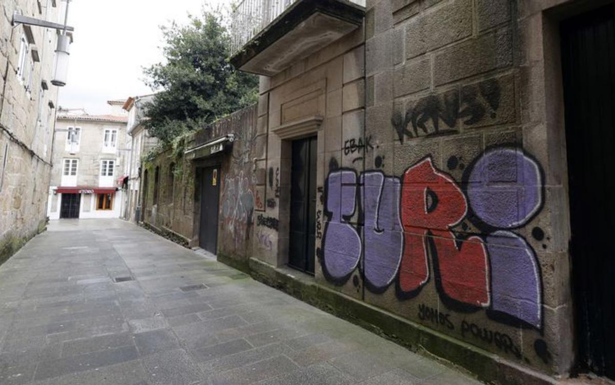 Paredes de piedra con grafitis. | G. Santos